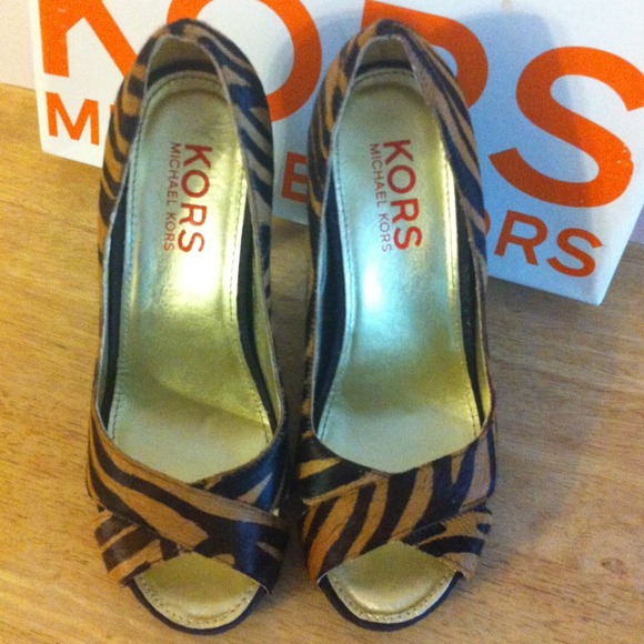 🎉HOST PICK🎉 Michael Kors Whiley Platforms Sz 8.5 - Picture 2 of 4
