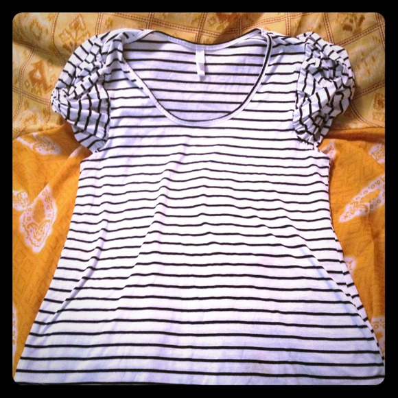 💢💢Sold in bundle💢💢black and white shirt - Picture 1 of 3