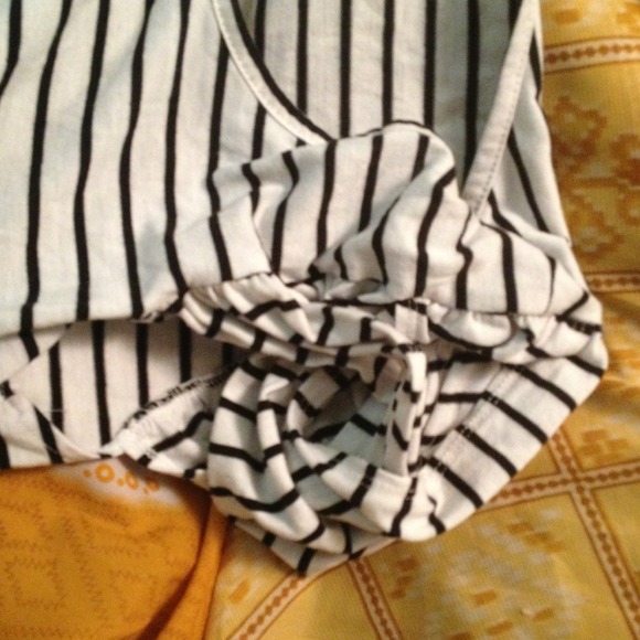 💢💢Sold in bundle💢💢black and white shirt - Picture 2 of 3