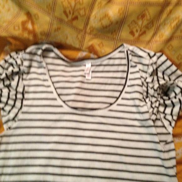 💢💢Sold in bundle💢💢black and white shirt - Picture 3 of 3