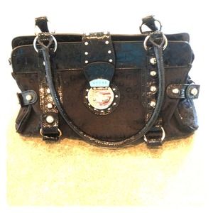 Like New Black Guess Purse!!