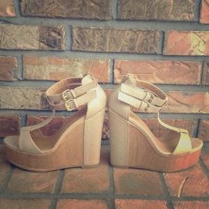 Nude wedges by Qupid