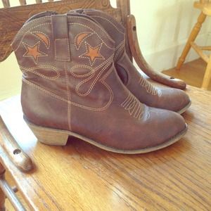 Short cowboy boots! Size 8
