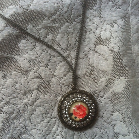 Rose Embellished Pendent Necklace