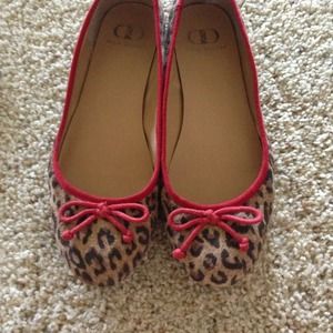 Gorgeous leopard flats
