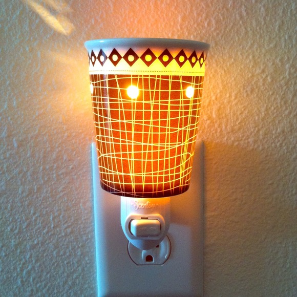 Plug-In Scentsy Warmer and 3 Scentsy Bars