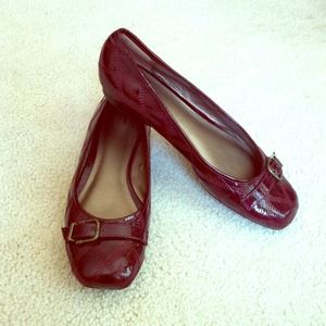 Studio 1940 buckled shiny maroon flats!
