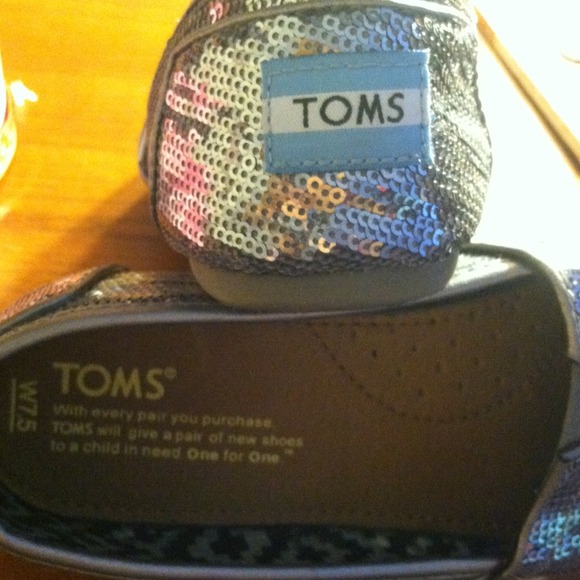 Toms - Picture 3 of 4