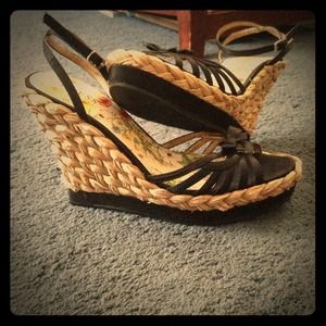 GUESS by Marciano fountain Wedges👌