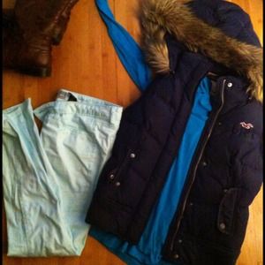 Hollister best with detachable fur lined hood
