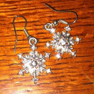 Dangle snow flake earrings