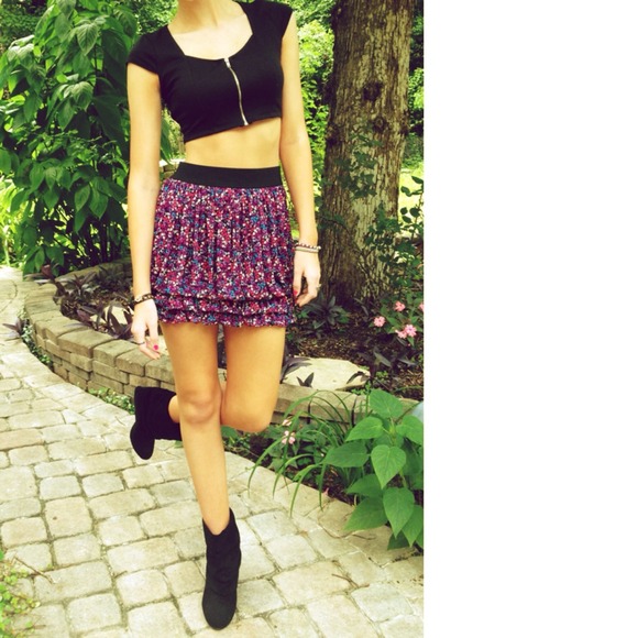 ❤ SOLD❤ NWOT Body Central Black Zip Crop Top
