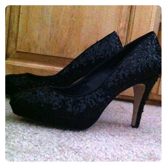 Black sequin detail pumps
