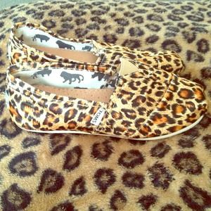 Leopard Print Toms 💛