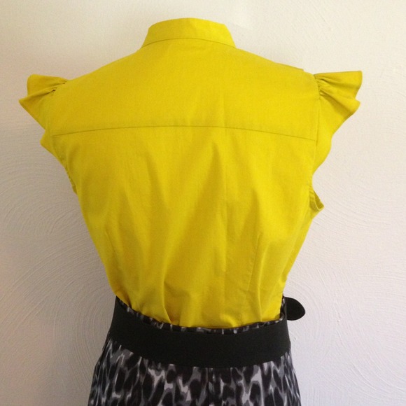 🚫SOLD🚫Yellow Ruffle Button Down - Picture 2 of 3