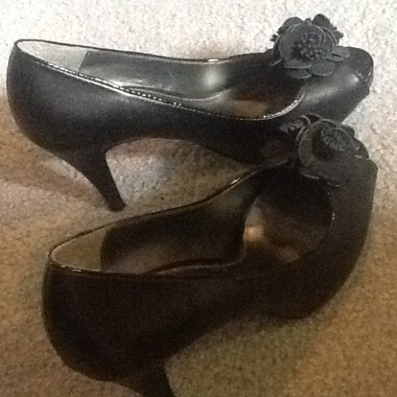 Sam & Libby peep toed heels with flower accents!