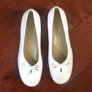 UNWORN white genuine leather flats