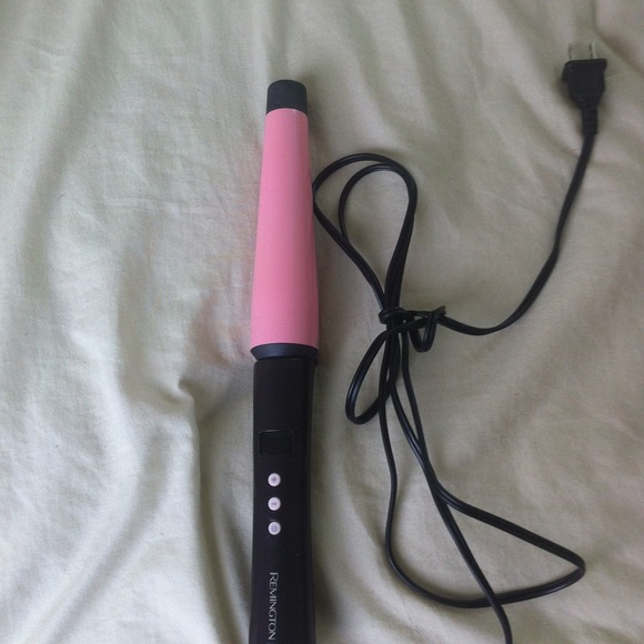 ❗❕❗RESERVE❗❕❗ Remington curling iron. Used once.