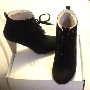 🚫 SOLD🚫Lace up black booties