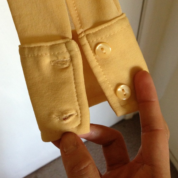 ‼️$10‼️ Yellow Blouse - Picture 2 of 4