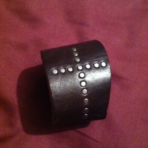 Cross snap bracelet
