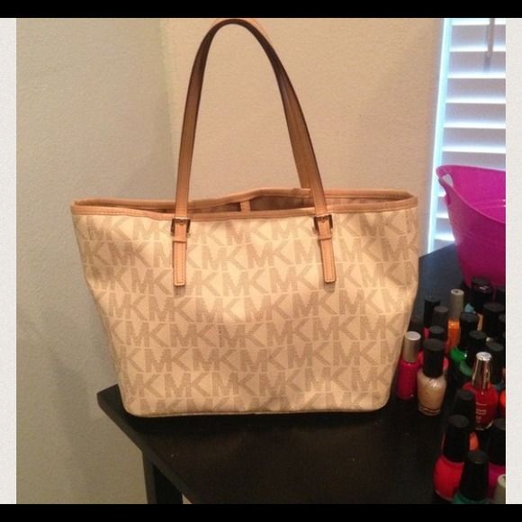 125$ today onlyMichael Kors Purse (small)