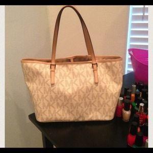 125$ today onlyMichael Kors Purse (small)
