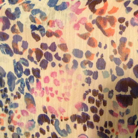 🚫🚫❗SOLD❗🚫🚫Colorful animal print blouse - Picture 3 of 4