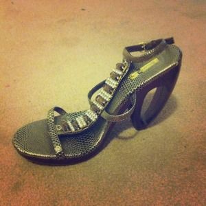 Wild rose heels. 🌹👠