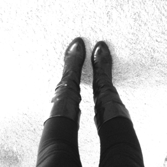 Classic black leather boots 👢