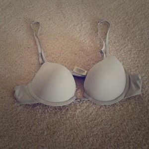 Gilly Hicks light grey bra
