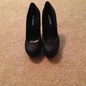 Black glitter high heels.
