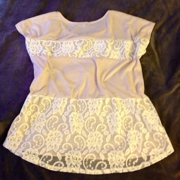 🎀 Lace Back Embellished Top 🎀 - Picture 3 of 3