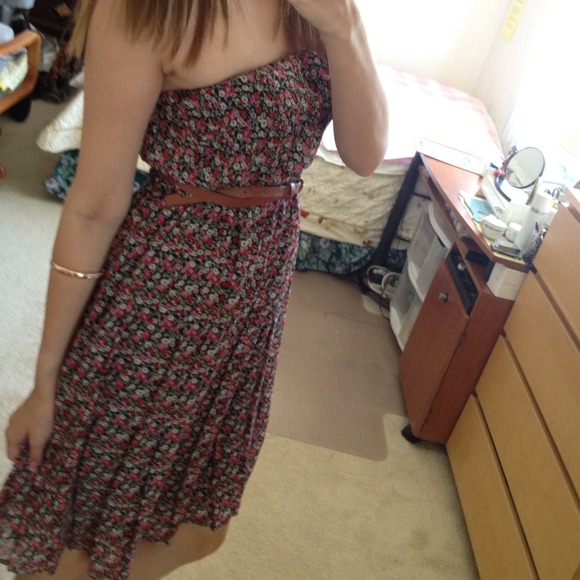 🔴SOLD🔴Strapless Floral Dress - Picture 2 of 4