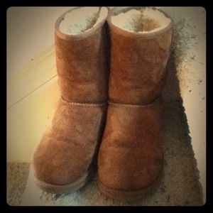 Used chestnut  UGGs size 7 (kids 5)