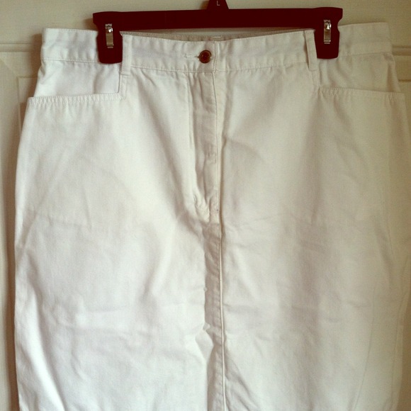 Great little white denim skirt.
