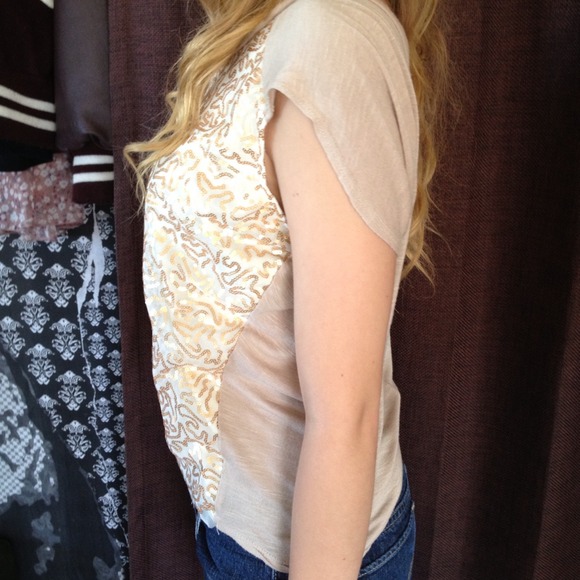 Cute gold top ✨ - Picture 2 of 2