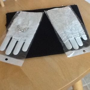2 pairs Lace gloves