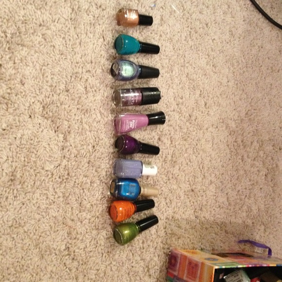 10 nail polishes with make up bag