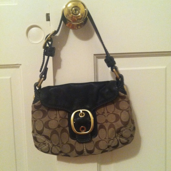 Small Coach purse - Picture 2 of 2