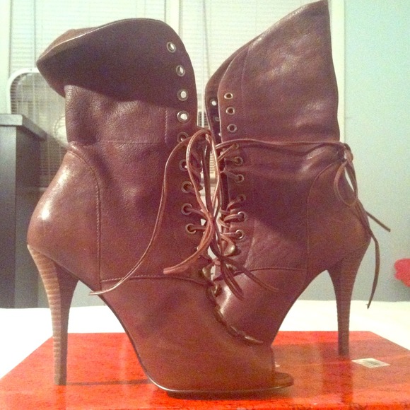 Leather Guess boots