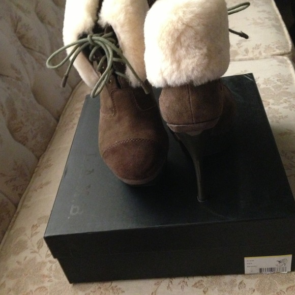 Size 7M L.A.M.B. PIER Bootie Heels - Picture 3 of 3