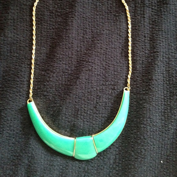 *SOLD IN A BUNDLE* Mint & gold statement necklace