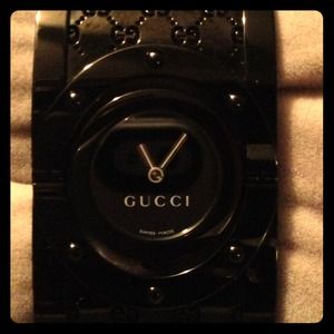 Gucci Twirl watch/bracelet with box and pillow.
