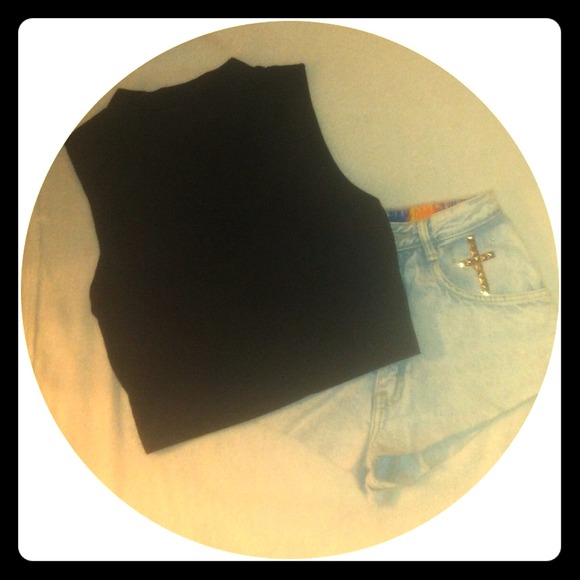 Black sleeveless Crop