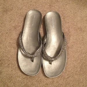 Kenneth Cole Reaction pewter thongs
