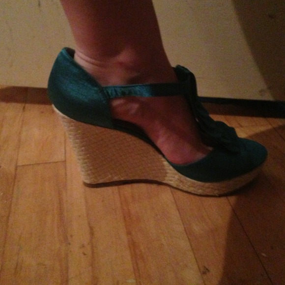 Size 8 Steve Madden Ruffle Wedges - Picture 2 of 3