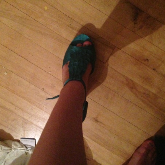 Size 8 Steve Madden Ruffle Wedges - Picture 3 of 3