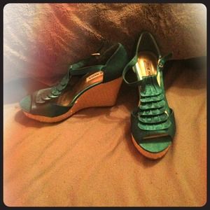 Size 8 Steve Madden Ruffle Wedges