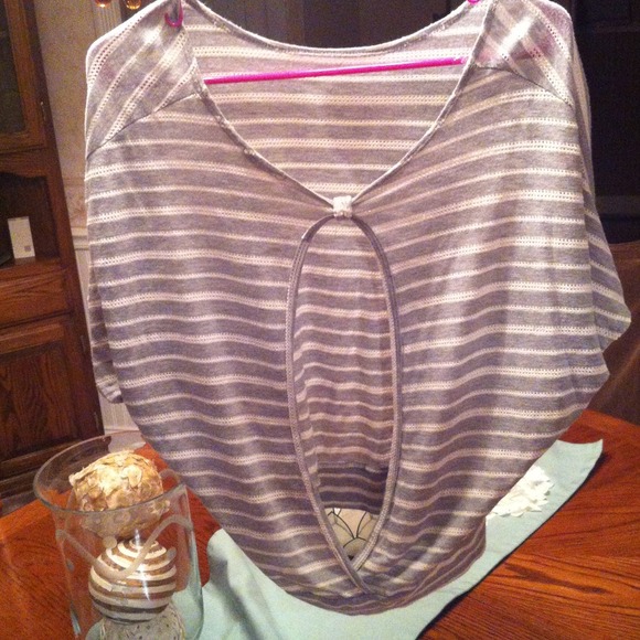 Shirt w/opening in back - Picture 1 of 4